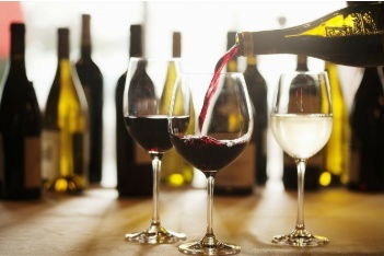 喝一瓶葡萄酒等于喝多少白酒