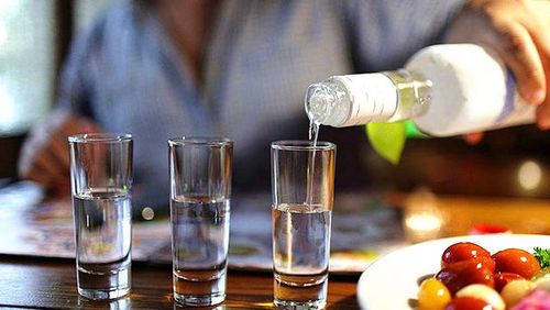 喝白酒时,喝高度酒好还是低度酒好 哪种酒对身体的伤害小一些