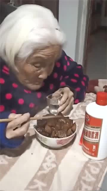 100岁老奶奶每顿饭吃半碗萝卜,二两小酒,比我酒量都好 